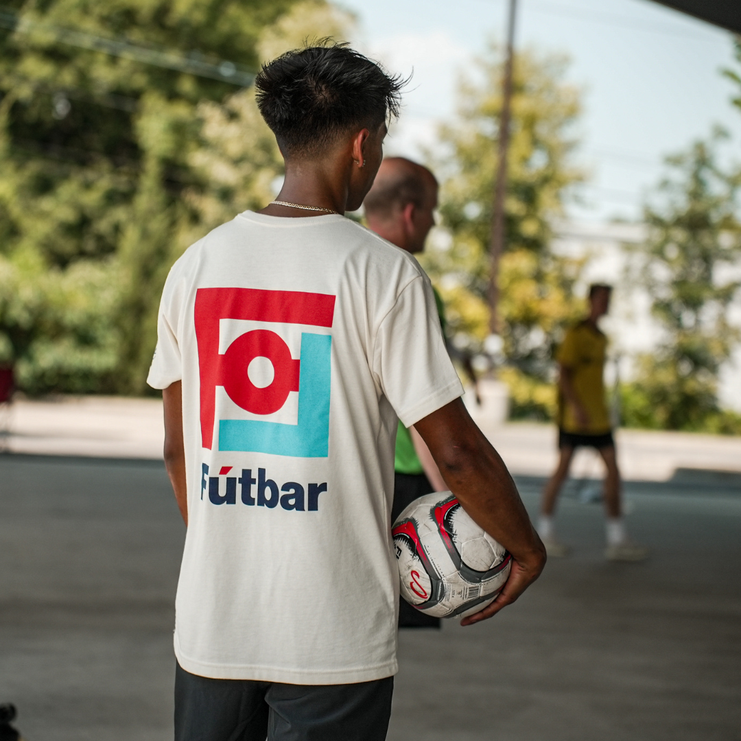 Fútbar x Calle Limited Edition "Más Que Un Juego" Tee